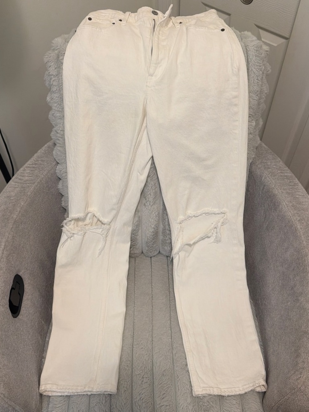 Abercrombie & Fitch White Straight-Leg Jeans with Knee Distress